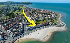 Stunning 2 Bedroom Beach Apartment With Garden
